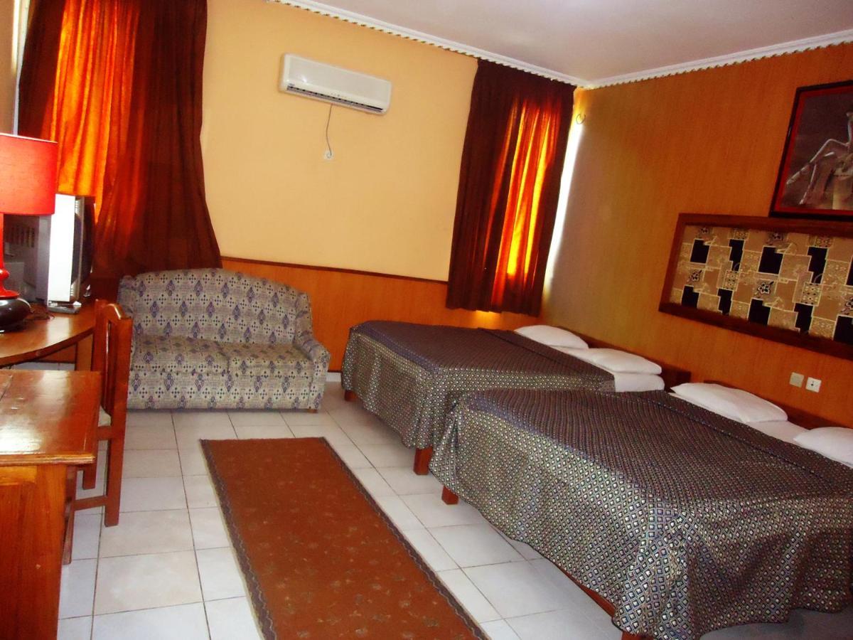 Hotel Saffana Дуала Екстериор снимка