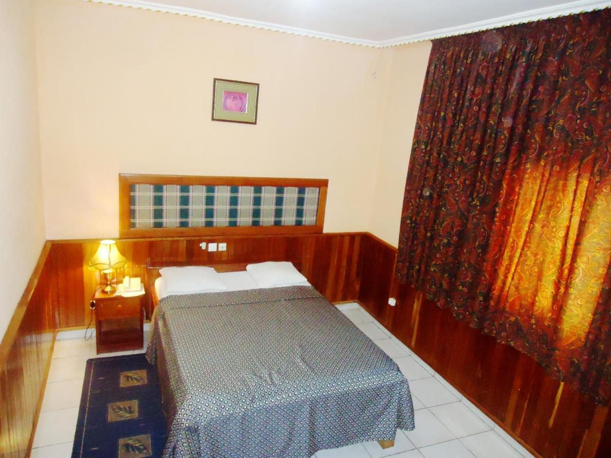 Hotel Saffana Дуала Екстериор снимка
